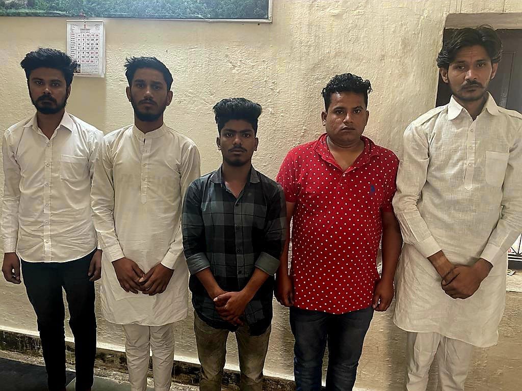 उदयपुर में बागेश्वर धाम के पंडित धीरेंद्र कृष्ण शास्त्री के खिलाफ मुकदमा दर्ज कर पांच युवकों को गिरफ्तार किया गया
