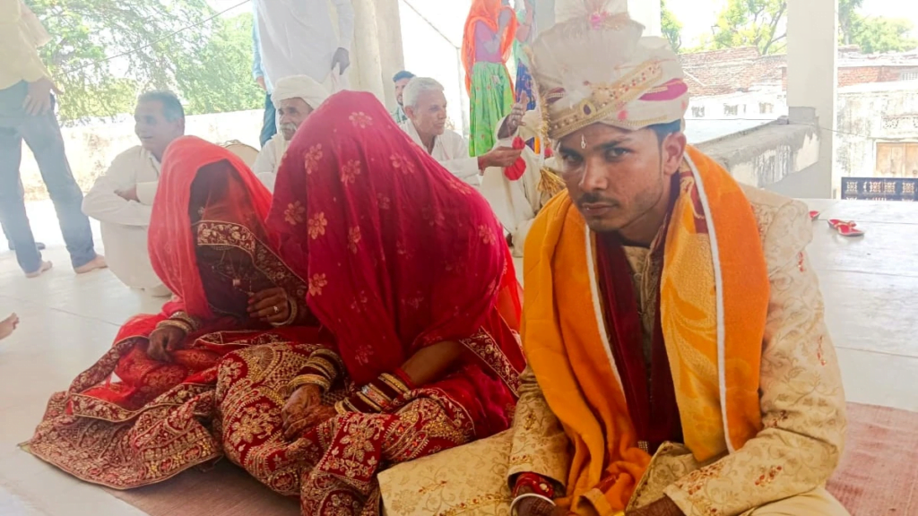 दो सगी बहनों ने रचाई एक ही लड़के से शादी 