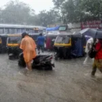 मुंबई में फिर भारी बारिश का रेड अलर्ट, पुलिस की अपील- बहुत जरूरी होने पर ही घरों से निकलें